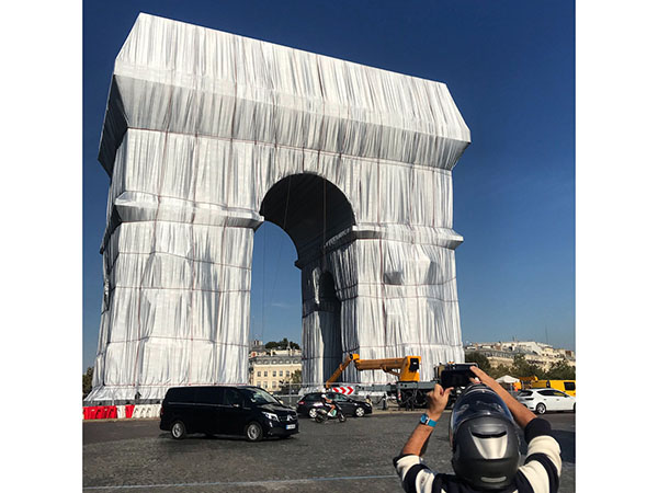 The PR behind Jeanne-Claude & Christo’s wrapped Arc de Triomphe Image
