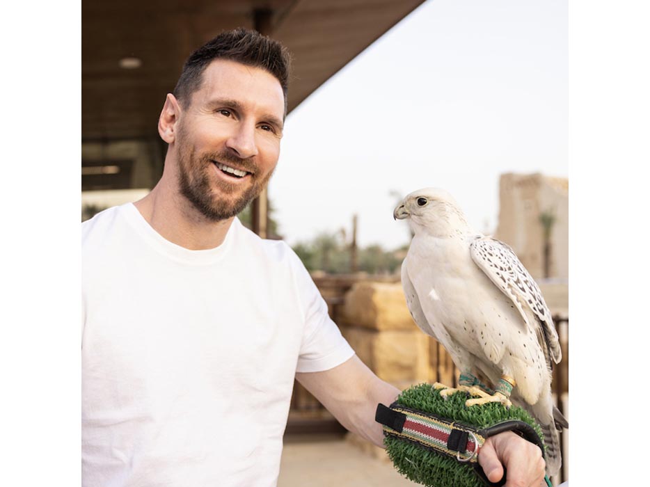 Messi holds a white falcon in Saudi Arabia Messi holds a white falcon in Saudi Arabia
